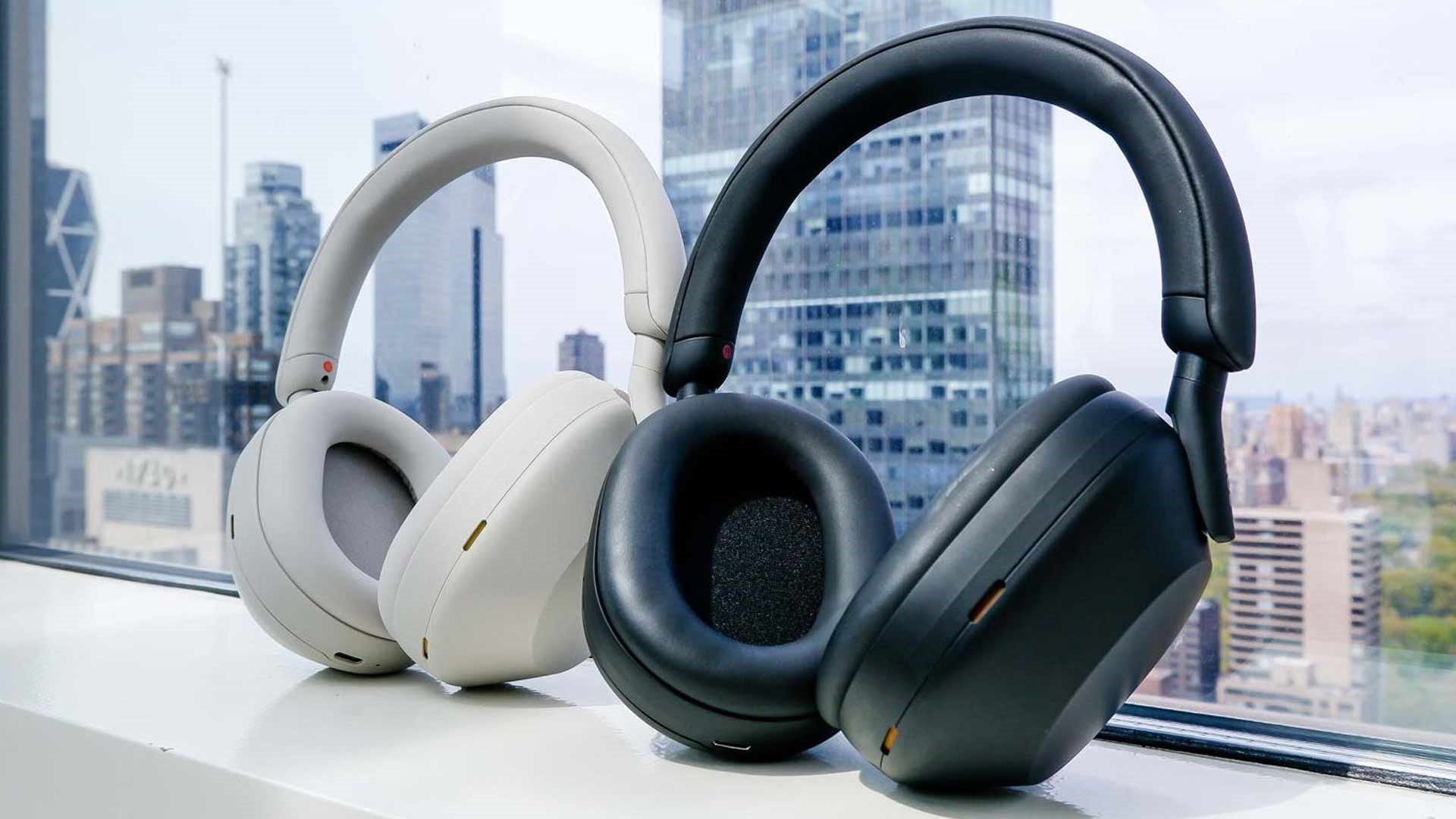 هدفون دور گوشی